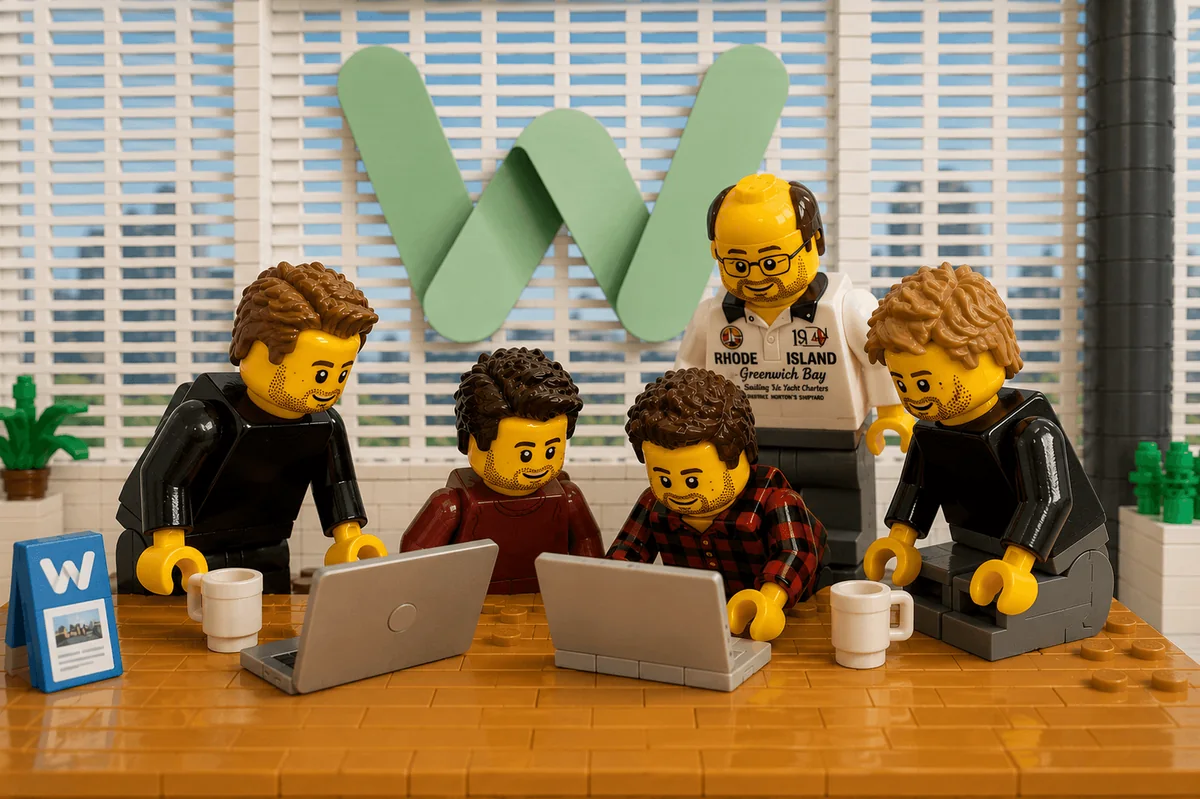 Bouwsteenpoppetjes aan het werk achter laptops